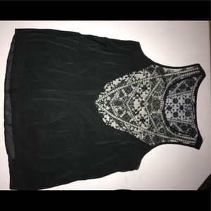 Black Tank w/ lace detailing🖤